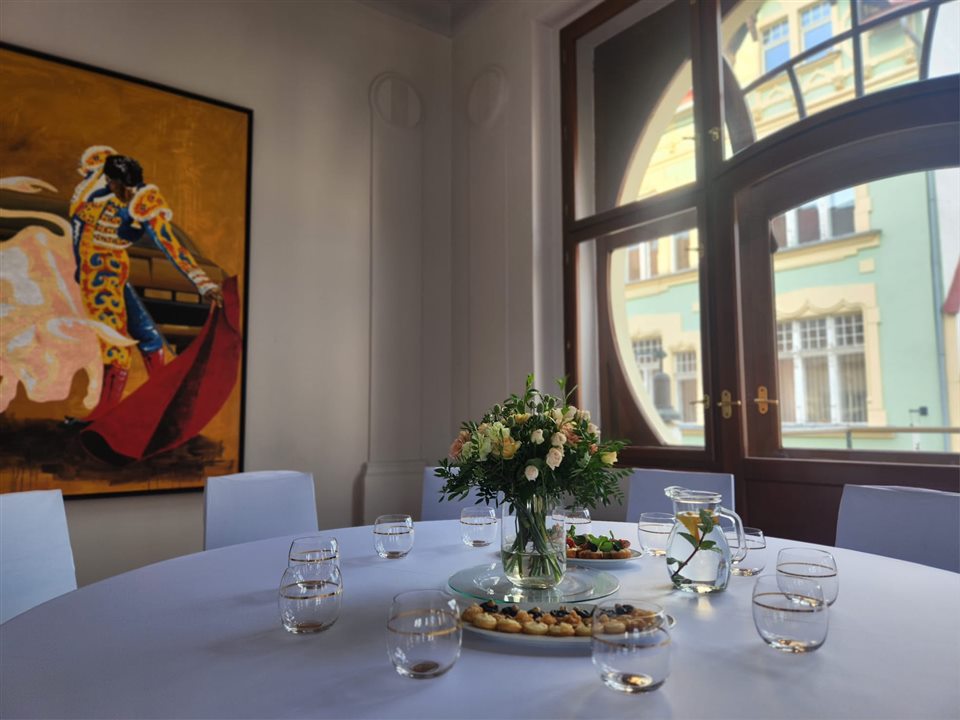 Prostřený stůl u art deco oken
